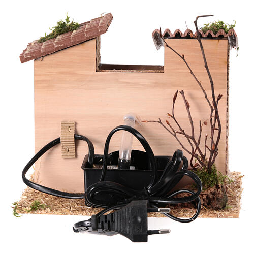 Fontanna z wodą między rustykalnymi domkami, 15x20x15cm 4