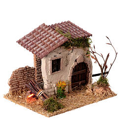 Miniature rustic house 15x20x15cm with flickering fire, 6cm nativity scene