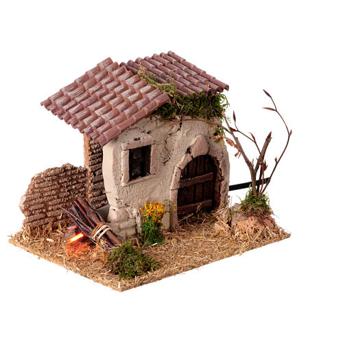 Miniature rustic house 15x20x15cm with flickering fire, 6cm nativity scene 2