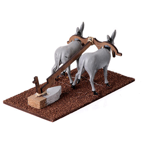 Krippenszenerie, rustikaler Stil, zwei Esel mit Pflug, für 8 cm Figuren, 10x20x10 cm 4