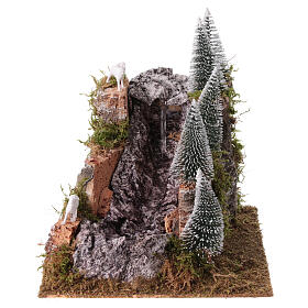 Cascata com rochas, pinheiros e ovelhas 25x25x25 cm para presépio 6-8 cm