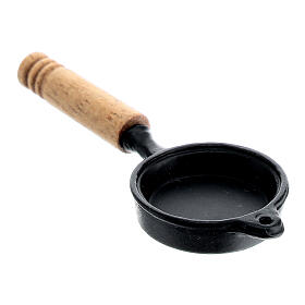 Miniature skillet with wooden handle for 12 cm Nativity Scene