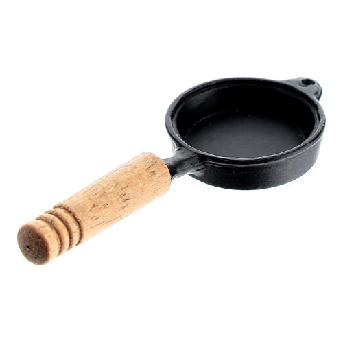 Miniature skillet with wooden handle for 12 cm Nativity Scene 3