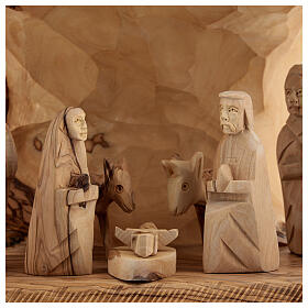 Stajenka ze Sceną Narodzin, pień drewno oliwne, 11 figurek 10 cm, Betlemme, 20x30x20 cm