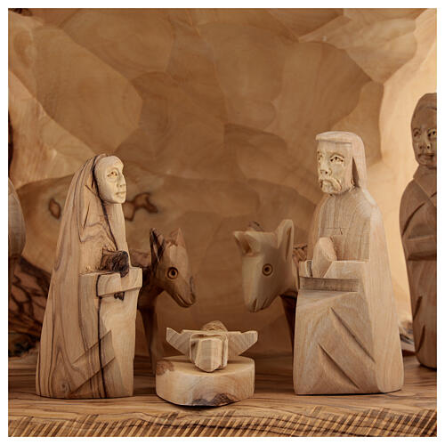 Stajenka ze Sceną Narodzin, pień drewno oliwne, 11 figurek 10 cm, Betlemme, 20x30x20 cm 2