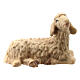 Mouton allongé regard à droite crèche Raphaël bois Val Gardena 12 cm s1