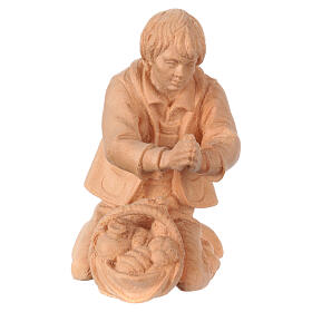 Berger à genoux avec pain statue 12 cm pour crèche de montagne pin cembro bois naturel