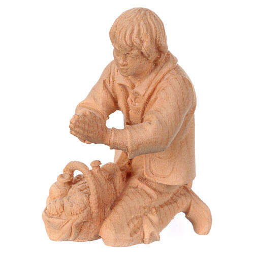 Pastore inginocchiato con pane presepe Montano Cirmolo legno 12 cm 2