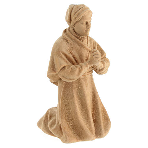 Bergère à genoux en prière statue crèche de montagne pin cembro bois naturel 10 cm 3