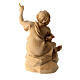 Bambino seduto al falò presepe Montano Cirmolo legno 10 cm s4