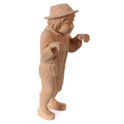 Menino olhando presépio de montanha com figuras de 10 cm madeira natural pinheiro cembro 3