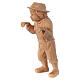 Menino olhando presépio de montanha com figuras de 10 cm madeira natural pinheiro cembro s2