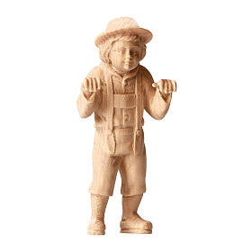 Bambino che guarda presepe Montano Cirmolo legno naturale 12 cm