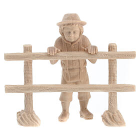 Menino olhando por cima da cerca para presépio de montanha com figuras de 12 cm madeira natural pinheiro cembro