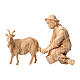 Pastor ordenhando uma cabra peça madeira natural de pinheiro cembro para presépio de montanha de 12 cm s1
