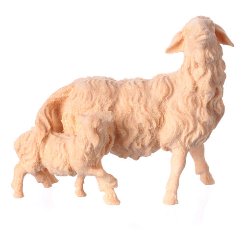 Mouton avec agneau crèche de montagne pin cembro naturel 10 cm 1
