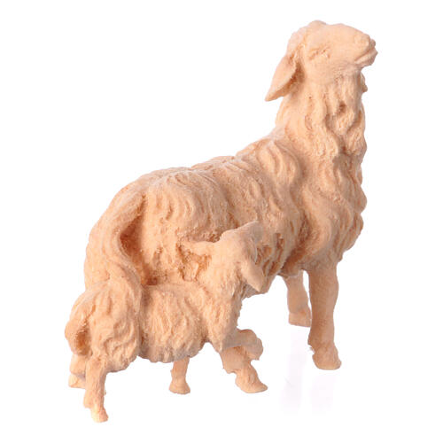 Mouton avec agneau crèche de montagne pin cembro naturel 10 cm 3