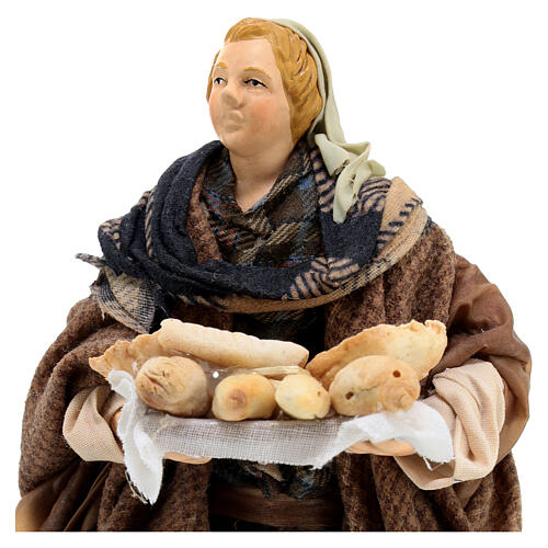 Uomo con vassoio di pane presepe napoletano 18 cm 2