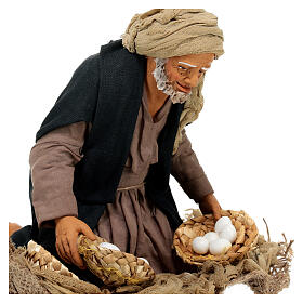 Hombre de rodillas con cestas huevos 30 cm belén napolitano