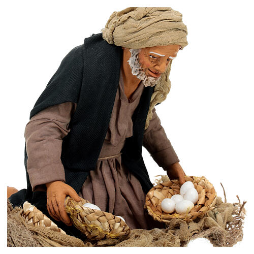 Homem ajoelhado com cestos de ovos para presépio napolitano com figuras altura média 30 cm; 16x19x15 cm 2