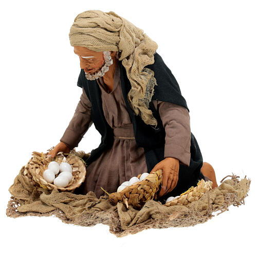 Homem ajoelhado com cestos de ovos para presépio napolitano com figuras altura média 30 cm; 16x19x15 cm 3