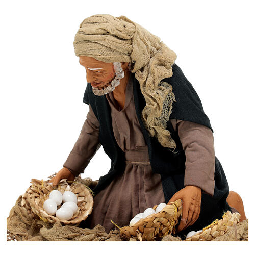 Homem ajoelhado com cestos de ovos para presépio napolitano com figuras altura média 30 cm; 16x19x15 cm 4