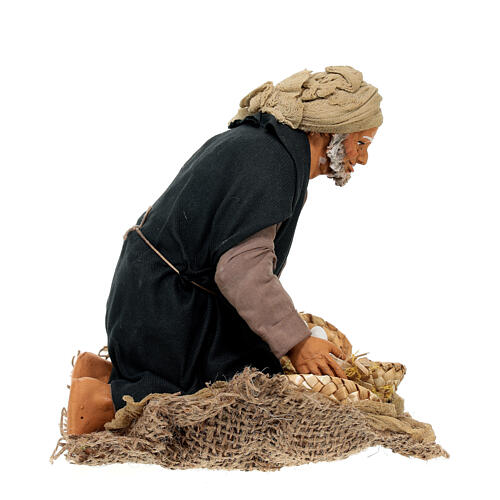 Homem ajoelhado com cestos de ovos para presépio napolitano com figuras altura média 30 cm; 16x19x15 cm 5