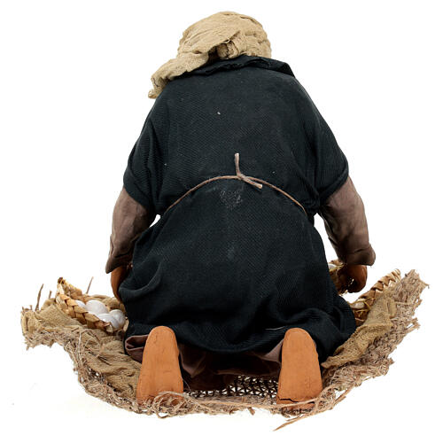 Homem ajoelhado com cestos de ovos para presépio napolitano com figuras altura média 30 cm; 16x19x15 cm 7