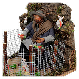 Homem alimentando coelhos no cercado MOVIMENTO para presépio napolitano com figuras altura média 24 cm