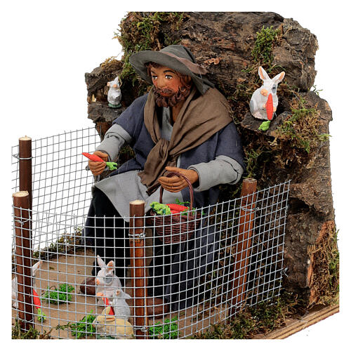 Homem alimentando coelhos no cercado MOVIMENTO para presépio napolitano com figuras altura média 24 cm 2