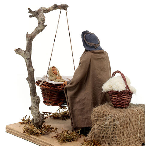 Mãe balançando bebé no cesto MOVIMENTO para presépio napolitano com figuras altura média 12 cm; 15x14x17 cm 2