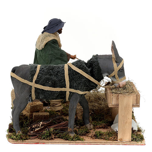 Fazendeiro alimentando burro MOVIMENTO para presépio napolitano com figuras altura média 24 cm; 26x35x32 cm 3
