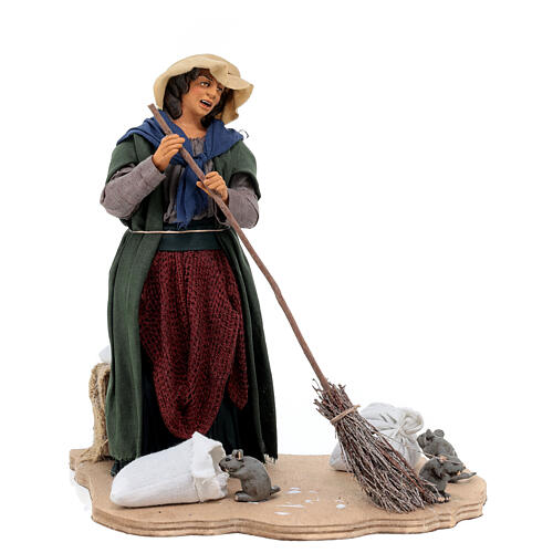 Donna scaccia topi movimento scopa presepe napoletano 30 cm 25x20x20 1