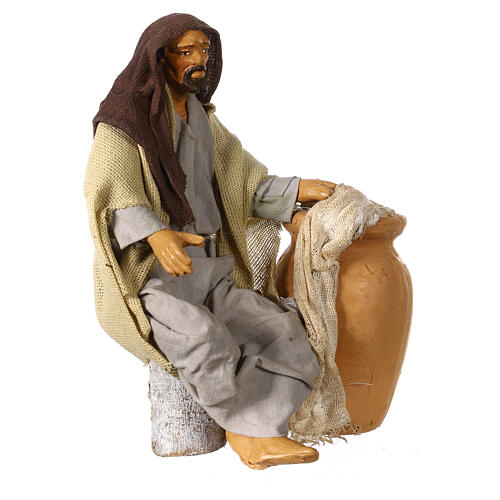 Uomo seduto accanto all'anfora presepe napoletano 15 cm 3
