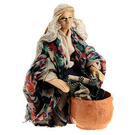 Washerwoman on her knees for 10 cm Neapolitan Nativity Scene