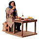 Bewegliche Krippenfigur, Mann am gedeckten Tisch, neapolitanischer Stil, für 30 cm Krippe, 25x15x25 cm s3