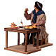 Bewegliche Krippenfigur, Mann am gedeckten Tisch, neapolitanischer Stil, für 30 cm Krippe, 25x15x25 cm s4