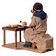 Bewegliche Krippenfigur, Mann am gedeckten Tisch, neapolitanischer Stil, für 30 cm Krippe, 25x15x25 cm s5