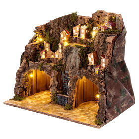 Krippenszenerie, 2 Grotten, Bergdorf vor Felsmassiv, Brunnen, neapolitanischer Stil, für 10 cm Figuren, 35x45x30 cm