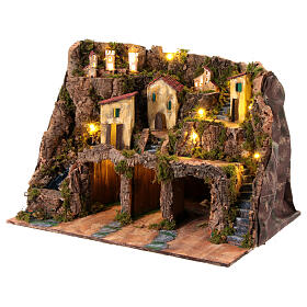 Krippenszenerie, 3 Grotten und Bergdorf vor Felsmassiv, neapolitanischer Stil, für 10-12 cm Figuren, 45x60x45 cm