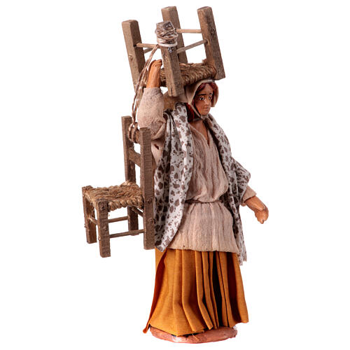 Mujer que lleva tres sillas belén napolitano 13 cm 3