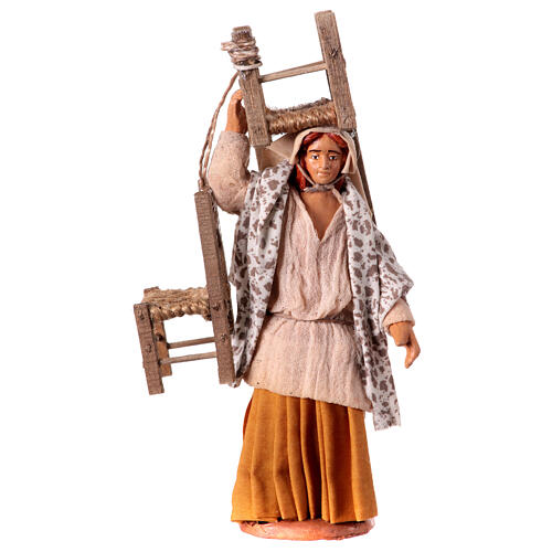 Donna che porta tre sedie presepe napoletano 13 cm 1