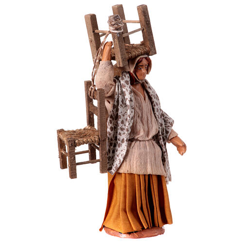 Donna che porta tre sedie presepe napoletano 13 cm 3