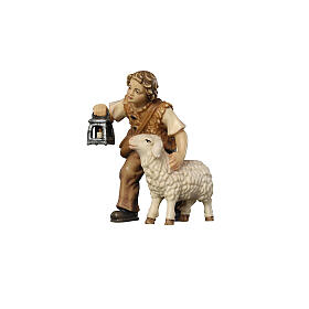 Pastorinho com lanterna e ovelha de madeira pintada Val Gardena presépio Heimatland 9,5 cm
