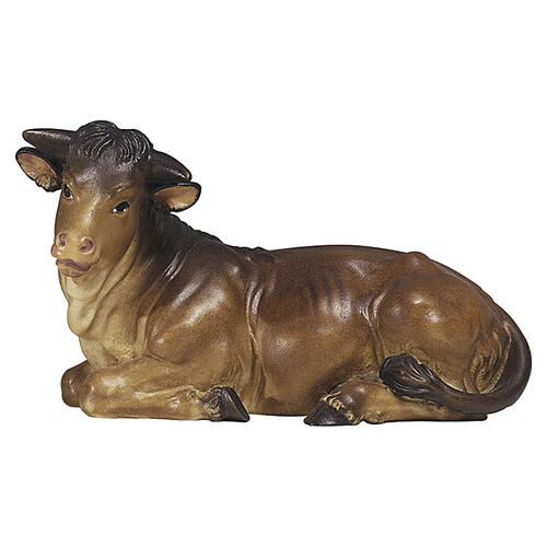 Boeuf allongé pour crèche Heimatland 12 cm bois coloré Val Gardena 1