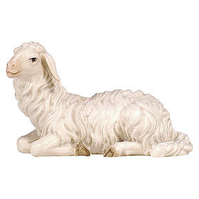 Mouton allongé tête à gauche crèche 9,5 cm bois peint Val Gardena modèle Heimatland