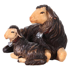 Pecora nera sdraiata con agnello 12 cm presepe Heimatland legno dipinto Val Gardena