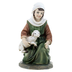 Pastorella con agnello sulle ginocchia resina colorata presepe h 12 cm