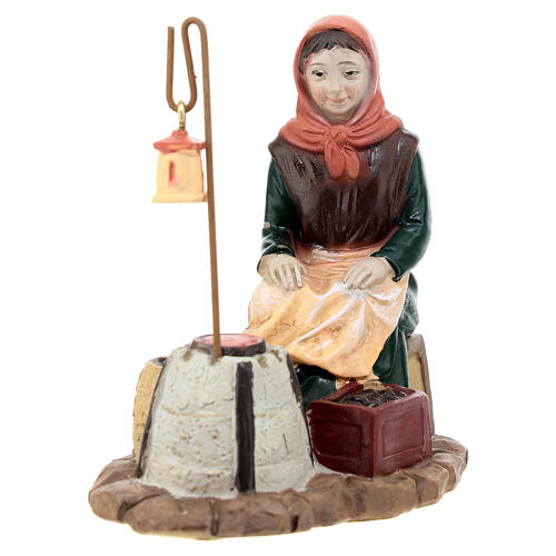 Woman roasting chestnuts for Nativity Scene with 10 cm resin figurines 2