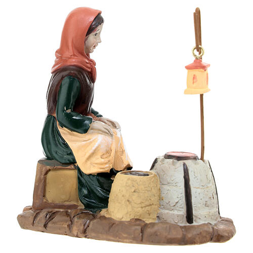 Kobieta piecząca kasztany, malowana żywica, szopka wys. 10 cm 3